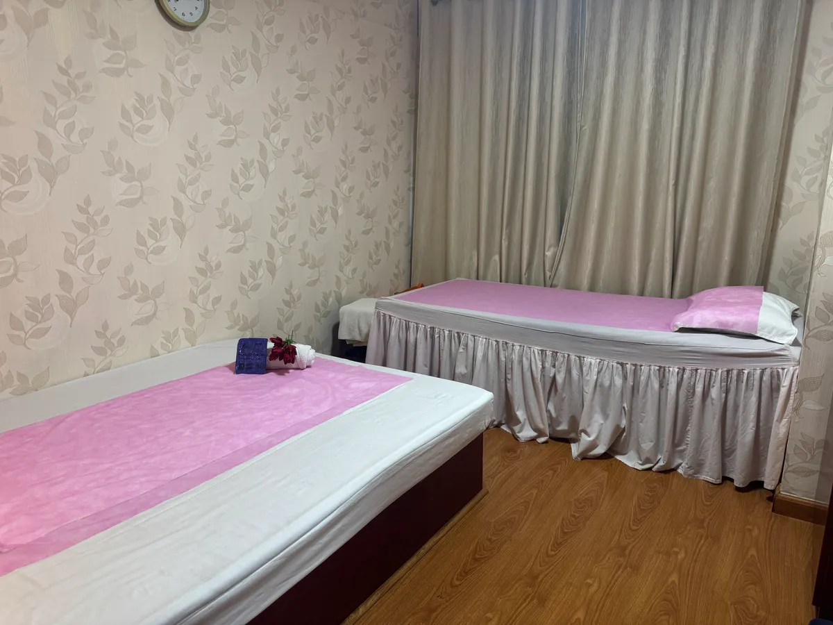Second twin room with two massage beds