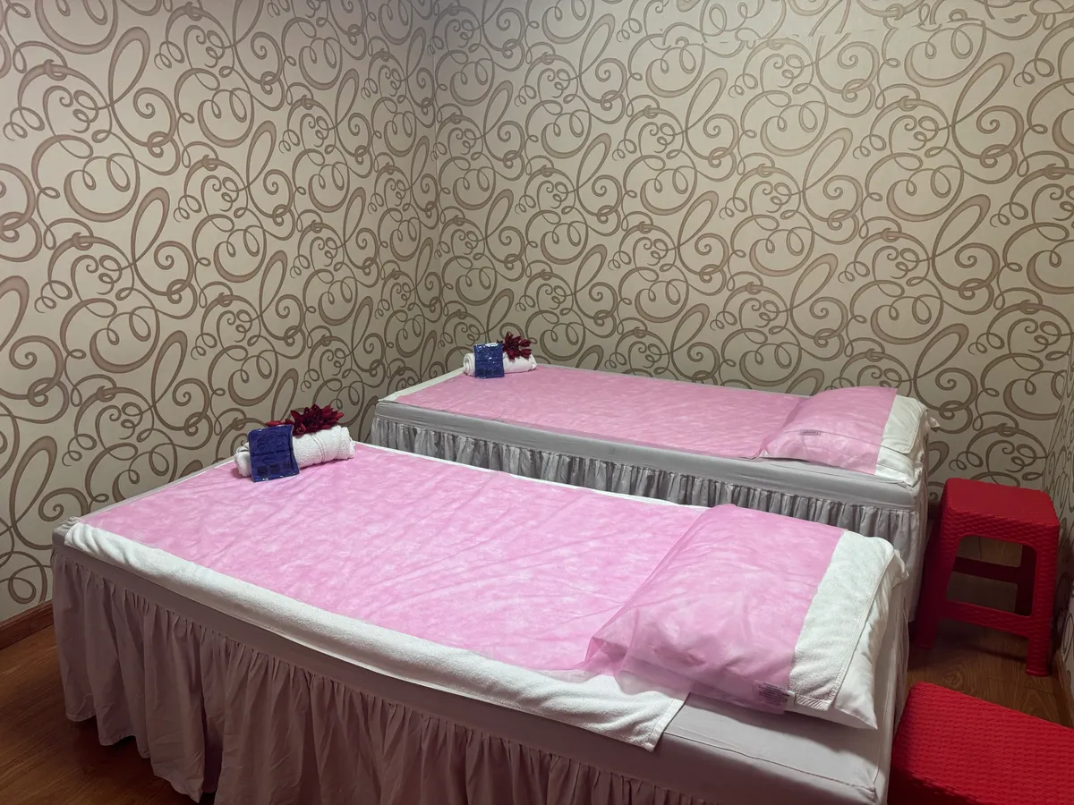Twin treatment beds for couples massage